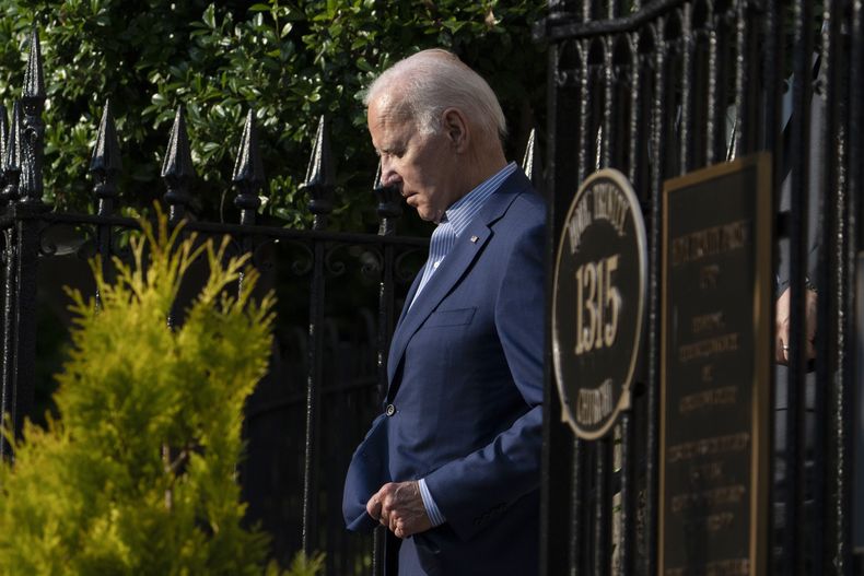 El presidente Joe Biden sale de una iglesia en Washington, tras asistir a misa, el sábado 10 de junio de 2023. (AP Foto/Manuel Balce Ceneta)