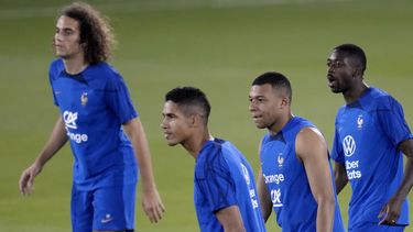 Francia sufre con su mediocampo al debutar ante Australia