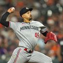 Pablo López abridor por los Mellizos de Minnesota realiza un lanzamiento ante los Orioles de Baltimore durante la sexta entrada del juego del viernes 30 de junio de 2023 en Baltimore. AP Foto/Julio Cortez)