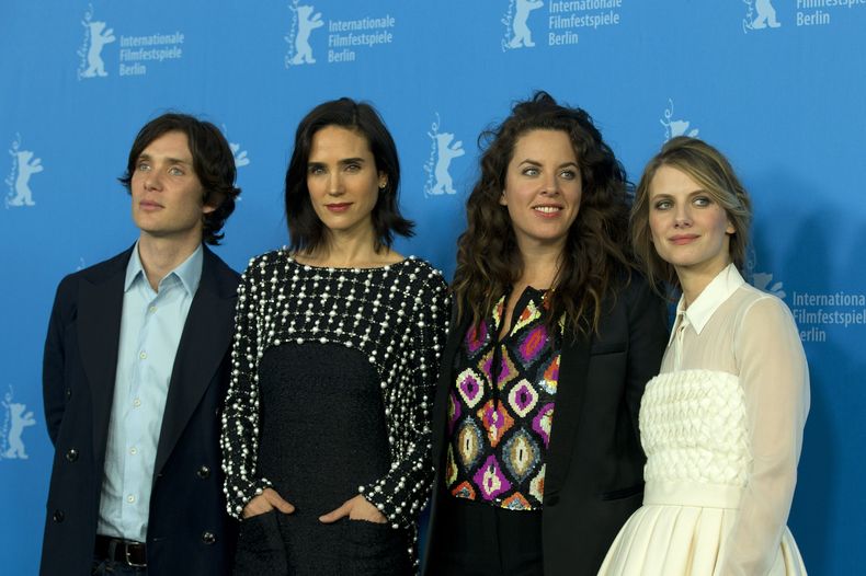 De izquierda a derecha, actores Cillian Murphy, Jennifer Connelly, directora Claudia Llosa y actriz Melanie Laurent posan para la foto en el destival de cine de Berl&iacute;n, mi&eacute;rcoles 12 de febrero de 2014, donde Llosa present&oacute; "Aloft