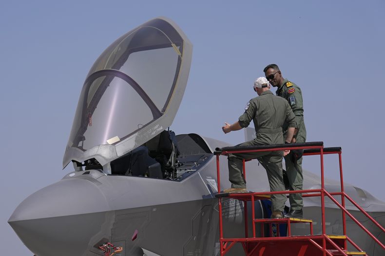 ARCHIVO - Un oficial de la Fuerza Aérea de Estados Unidos, izquierda, da información a un oficial naval indio sobre un avión de caza F-35, en el último día de Aero India 2025, un evento bienal, en la base aérea Yelahanka en Bengaluru, India, el viernes 14 de febrero de 2025. (AP Foto/Aijaz Rahi, archivo)