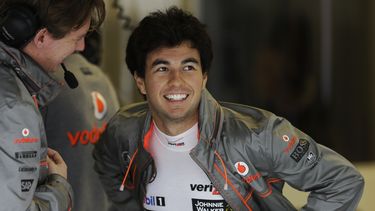 americateve | El piloto mexicano de McLaren, Sergio P&eacute;rez, sonr&iacute;e en el garaje del equipo durante una pr&aacute;ctica del GP de Estados Unidos el s&aacute;bado, 16 de noviembre de 2013, en Austin, Texas. (AP Photo/Darron Cummings)