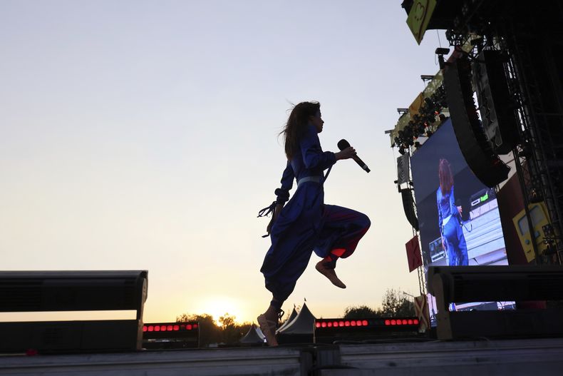 Mica Tenenbaum, del dúo estadounidense Magdalena Bay, durante su presentación en el festival AXE Ceremonia en el Parque Bicentenario en la Ciudad de México el sábado 5 de abril de 2025. (Foto AP/Ginnette Riquelme)