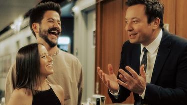 camilo y evaluna se presentaron en el show de jimmy fallon con indigo