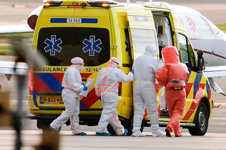 Personal médico acompaña a un paciente, segundo a la derecha, evacuado del crucero MV Hondius con sospecha de infección por hantavirus, a una ambulancia tras ser trasladado en avión al aeropuerto de Schiphol, Ámsterdam, Holanda, el 6 de mayo de 2026. (Foto AP/Peter Dejong)
