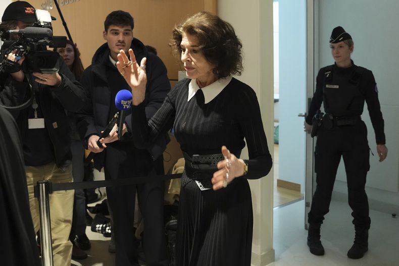 La actriz Fanny Ardant llega para testificar en el juicio del actor Gerard Depardieu por presuntas agresiones sexuales contra dos mujeres en una filmación de 2021, el miércoles 26 de marzo de 2025 en París. (Foto AP/Aurelien Morissard)