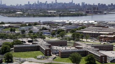 ARCHIVO – El complejo carcelario de la isla Rikers en Nueva York, con el horizonte de Manhattan en el fondo, el 20 de junio de 2014. (AP Foto/Seth Wenig, Archivo)