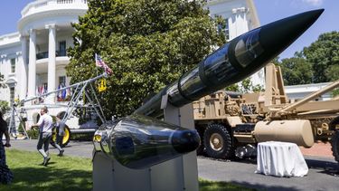 ARCHIVO - Un sistema de Defensa de Área de Gran Altitud Terminal (THAAD, por sus siglas en inglés) contra misiles balísticos, en una exhibición de Made in America en el Jardín Sur de la Casa Blanca, el 15 de julio de 2019, en Washington. (AP Foto/Alex Brandon, Archivo)