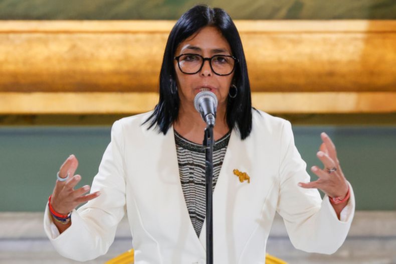La presidenta encargada de Venezuela, Delcy Rodríguez, habla durante una reunión con el secretario de Energía de Estados Unidos, Chris Wright, en el palacio presidencial de Miraflores, el miércoles 2 de septiembre de 2026, en Caracas. (AP Foto/Pedro Mattey)