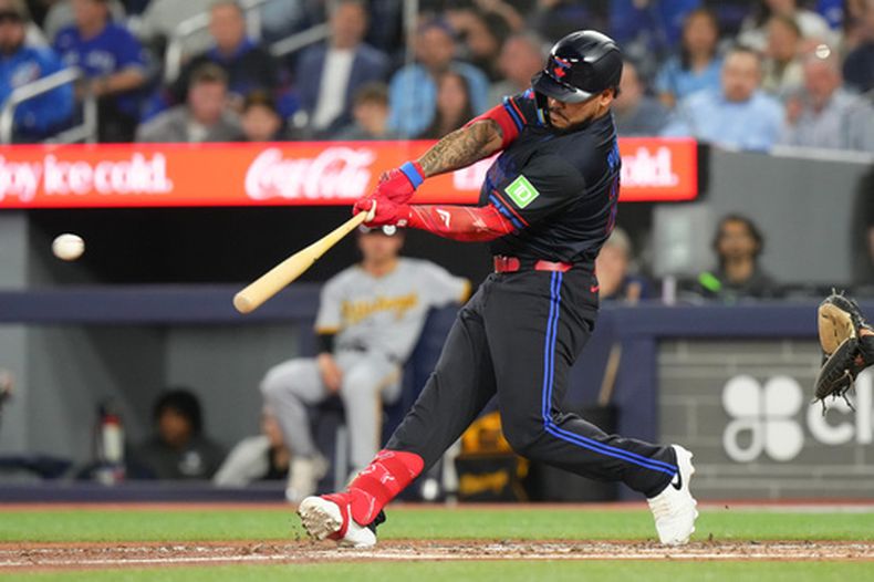 El venezolano Yohendrick Piñango, de los Azulejos de Toronto, pega un dobe de dos carreras en el juego del viernes 22 de mayo de 2026 ante los Piratas de Pittsburgh (Chris Young/The Canadian Press via AP)