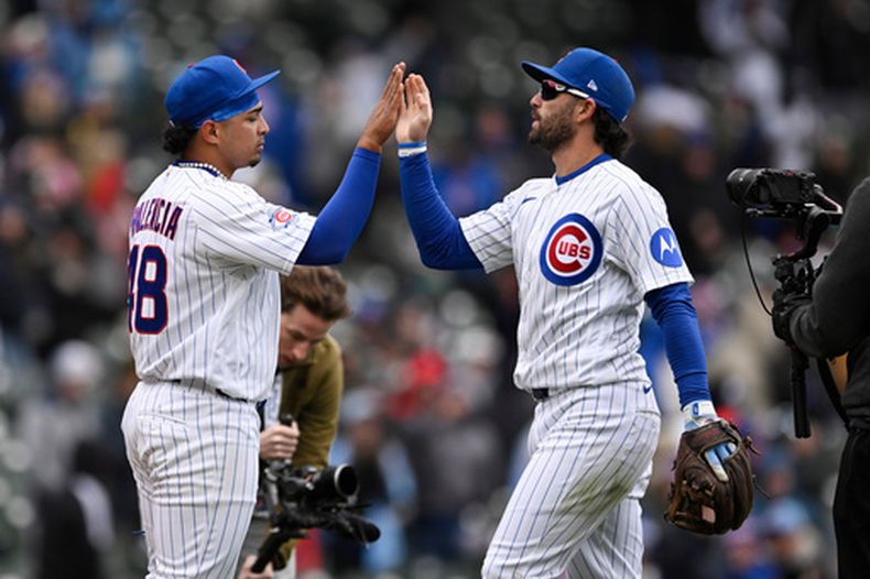 El cerrador de los Cachorros de Chicago Daniel Palencia celebra con su compañero Dansby Swanson tras vencer a los Angelinos de Los Ángeles el miércoles primero de abril del 2026. (AP Foto/Paul Beaty)