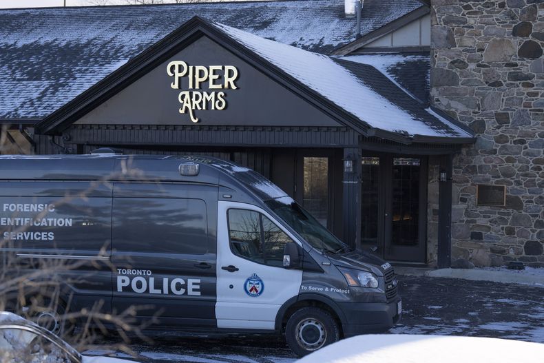 Policías en el lugar donde se perpetró un tiroteo en un bar de Toronto, Canadá, el sábado 8 de marzo de 2025. (Arlyn McAdorey/The Canadian Press via AP)