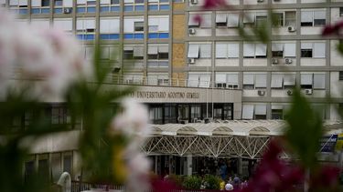 El papa sufre algo de fiebre, 3 días después de su cirugía