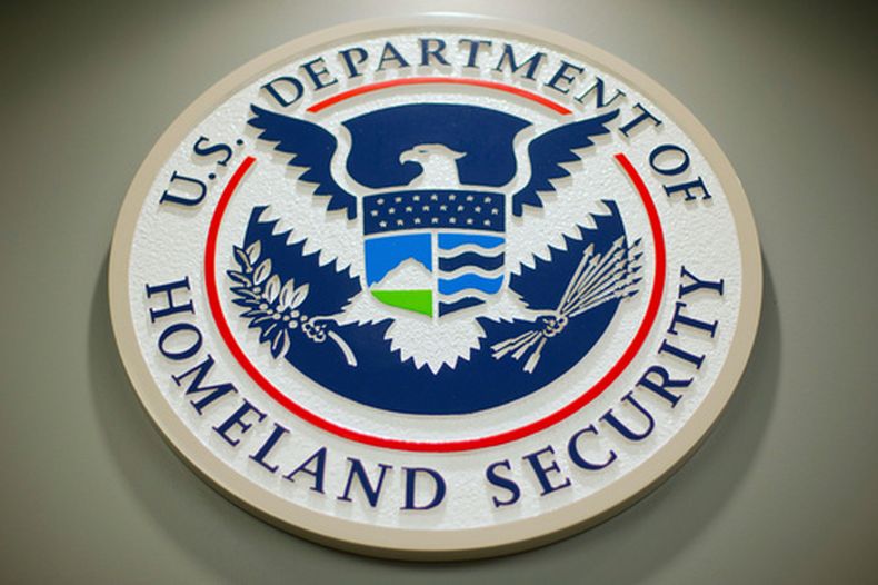 ARCHIVO – El logotipo del Departamento de Seguridad Nacional durante una conferencia de prensa el 25 de febrero de 2015, en Washington. (AP Foto/Pablo Martinez Monsivais, archivo)