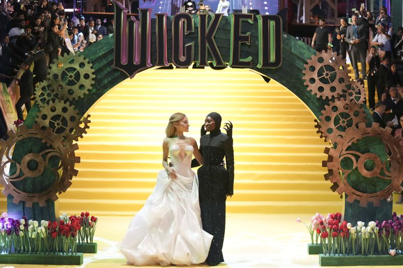 ARCHIVO - Ariana Grande, izquierda, y Cynthia Erivo posan en la premiere de Wicked en el Auditorio Nacional de la Ciudad de México, el 11 de noviembre de 2024. (Foto AP/Fernando Llano, archivo)