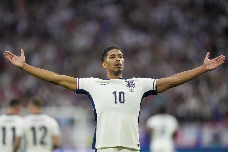 Jude Bellingham celebra tras anotar el gol que le dio a Inglaterra la victoria 1-0 ante Serbia en el Grupo C de la Eurocopa, el domingo 16 de junio de 2024, en Gelsenkirchen, Alemania. (AP Foto/Martin Meissner)