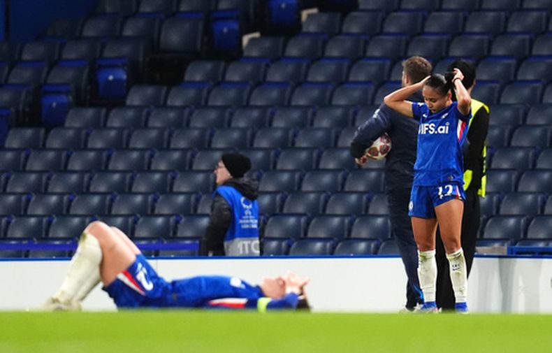 Alyssa Thompson (derecha), del Chelsea, y una compañera de equipo reaccionan tras la derrota en el juego de fútbol de vuelta de los cuartos de final de la Liga de Campeones femenina contra el Arsenal en Londres, el miércoles 1 de abril de 2026. (John Walton/PA vía AP)