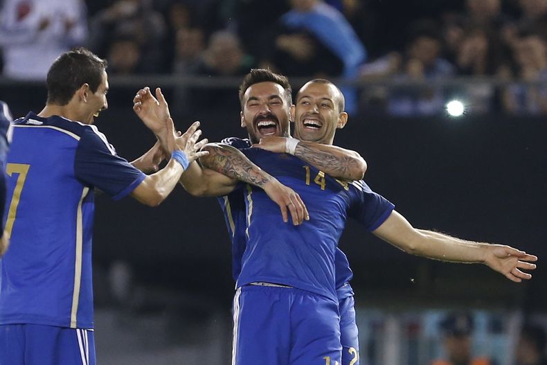 Los jugadores argentinos Angel Di Mar&iacute;a, izquierda, y Ezequiel Lavezzi,al centro, celebran el gol de Javier Mascheranos goal, derecha, contra Trinidad-Tobago ennun partido de preparaci&oacute;n para la Copa del Mundo, el mi&eacute;rcoles, 4 de jun