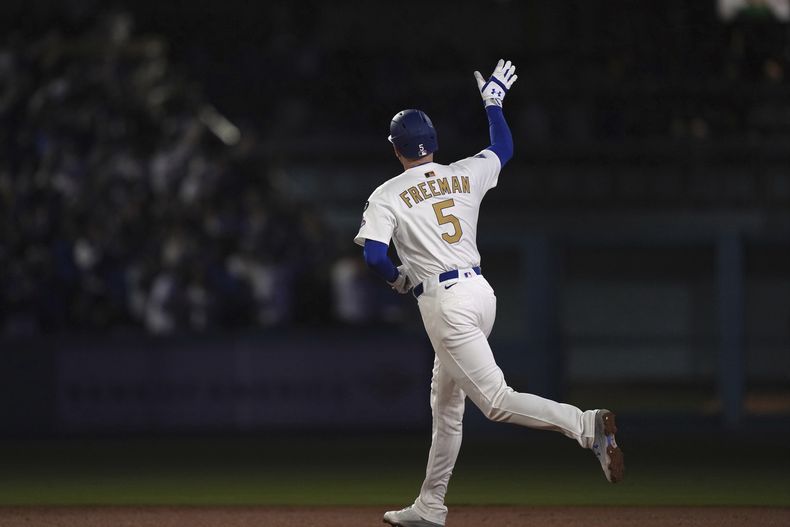 Freddie Freeman, de los Dodgers de Los Ángeles, saluda mientras corre las bases después de batear un jonrón de dos carreras durante la sexta entrada del juego de béisbol de Grandes Ligas contra los Tigres de Detroit el viernes 28 de marzo de 2025, en Los Ángeles. (AP Foto/Mark J. Terrill)