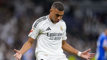Kylian Mbappé del Real Madrid celebra tras anotar un gol ante Alavés en la Liga española, el martes 24 de septiembre de 2024, en Madrid. (AP Foto/Manu Fernández)