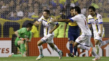 americateve | &Oacute;scar Ruiz (izquierda), del Capiat&aacute; paraguayo, festeja un autogol de Lisandro Magall&aacute;n, de Boca Juniors, durante el cotejo de ida de los octavos de final de la Copa Sudamericana, disputado el mi&eacute;rcoles 15 de octubre de 2014 en