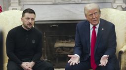 El presidente Donald Trump, derecha, se reúne con el mandatario ucraniano Volodymyr Zelenskyy en el Despacho Oval de la Casa Blanca, el viernes 28 de febrero de 2025, en Washington. (AP Foto/Mystyslav Chernov)