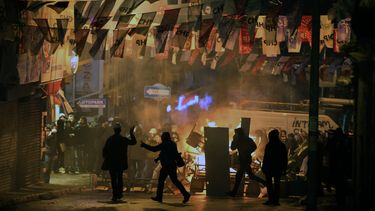 americateve | Manifestantes chocan con policias antidisturbios despu&eacute;s del funeral de un adolkescente en Estambul, Turqu&iacute;a, el mi&eacute;rcoles 12 de marzo de 2014. El adolescente Berkin Elvan, de 14 a&ntilde;os, muri&oacute; nueve meses despu&eacute;s de