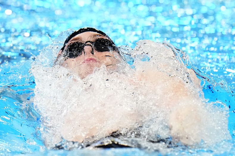 Hunter Armstrong, del equipo de Estados Unidos, nada en la final del relevo combinado masculino de 4x100 metros en el Campeonato Mundial de Natación en Doha, Qatar, el domingo 18 de febrero de 2024. (AP Foto/Hassan Ammar)