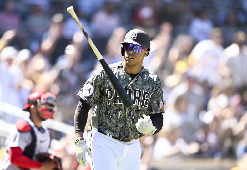 Juan Soto, de los Padres de San Diego, lanza el bate después de conectar un jonrón de tres carreras durante la primera entrada del juego de béisbol en contra de los Cardenales de San Luis, el domingo 24 de septiembre de 2023, en San Diego. (AP Foto/Denis Poroy)