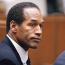 ARCHIVO - O.J. Simpson se sienta en su lectura de cargos en el Tribunal Superior de Los Ángeles el 22 de julio de 1994. El abogado de O.J. Simpson, Malcolm LaVergne, dijo que Simpson fue cremado. No se tienen planes para un funeral público. El abogado está a cargo del patrimonio financiero del fallecido astro de fútbol americano, actor y famoso acusado de homicidio. (Foto AP/Pool/Lois Bernstein, Pool)