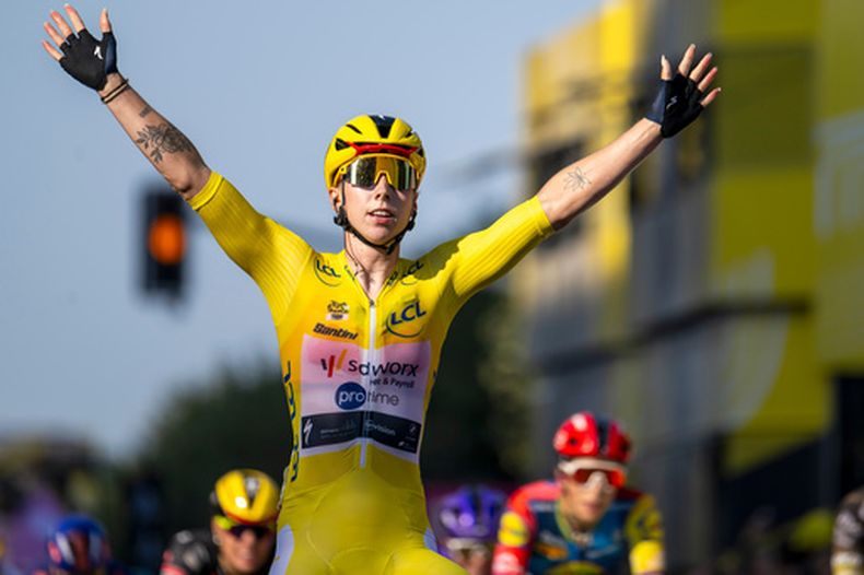 Lorena Wiebes (de los Países Bajos, del equipo SD Worx-Protime) celebra al cruzar la línea de meta para ganar la segunda etapa, de 149 km entre Aigle y Ginebra, durante el Tour de Francia Femenino (Tour de France Femmes), en Ginebra, Suiza, el domingo 2 de agosto de 2026. (Jean-Christophe Bott/Keystone vía AP)