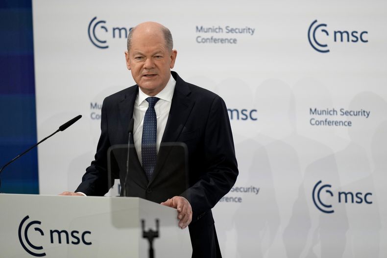 El canciller de Alemania, Olaf Scholz, interviene en la Conferencia de Seguridad de Múnich, en el Hotel Bayerischer Hof, en Múnic, Alemania, el 15 de febrero de 2025. (AP Foto/Matthias Schrader)