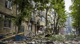 En esta imagen, distribuida por la Administración Militar Regional de Dnipropetrovsk, vista de los daños causados por un ataque ruso a una zona residencial en Dnipró, Ucrania, el 19 de abril de 2024. (Administración Militar Regional de Dnipropetrovsk vía AP)
