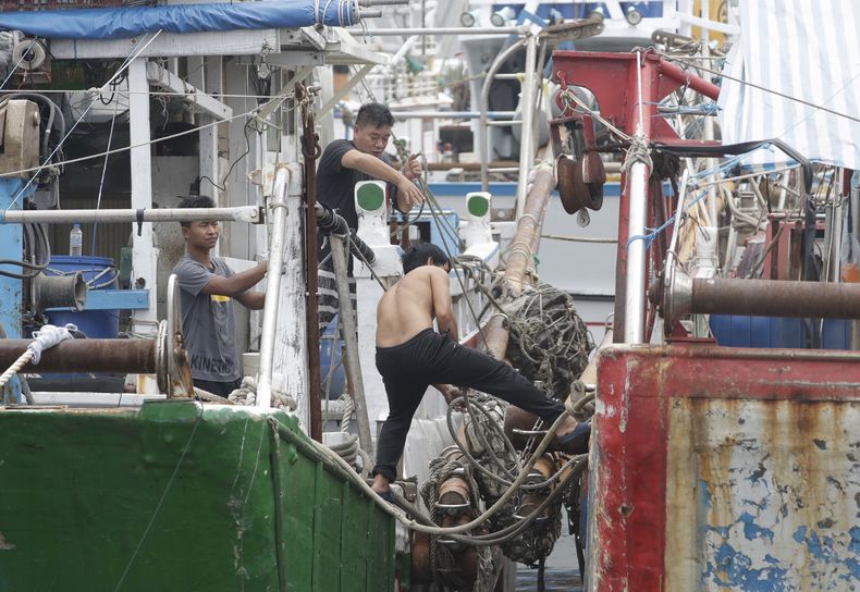 Pescadores en un barco mientras se refugian ante la llegada del tifón Mawar a Taiwán, en el condado Yilan, el martes 30 de mayo de 2023. El tifón Mawar azotó la costa oriental de Taiwán con viento, lluvias y fuertes olas, pero evitó en gran parte la isla tras rozar el norte de Filipinas. (AP Foto/Chiang Ying-ying)