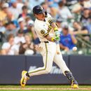 Joey Ortiz, de los Cerveceros de Milwaukee, batea un doble automático durante la sexta entrada del juego de béisbol de Grandes Ligas contra los Mets de Nueva York, el miércoles 22 de julio de 2026, en Milwaukee. (AP Foto/Kayla Wolf)
