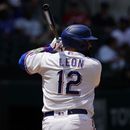 El venezolano Sandy León, de los Rangers de Texas, espera un lanzamiento en la caja de bateo durante el juego ante los Diamondbacks de Arizona, el miércoles 3 de mayo de 2023 (AP Foto/LM Otero)