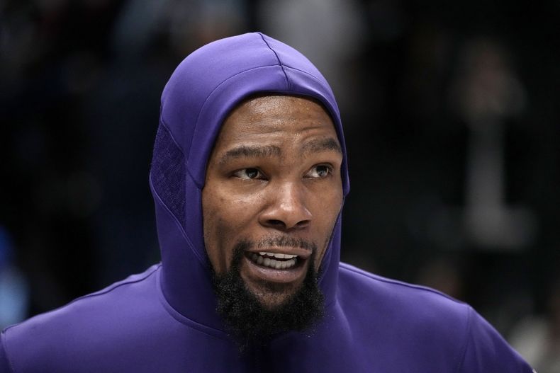 Kevin Durant, alero de los Suns de Phoenix, responde a una pregunta tras el partido ante los Mavericks de Dallas, el miércoles 24 de enero de 2024 (AP Foto/Tony Gutiérrez)