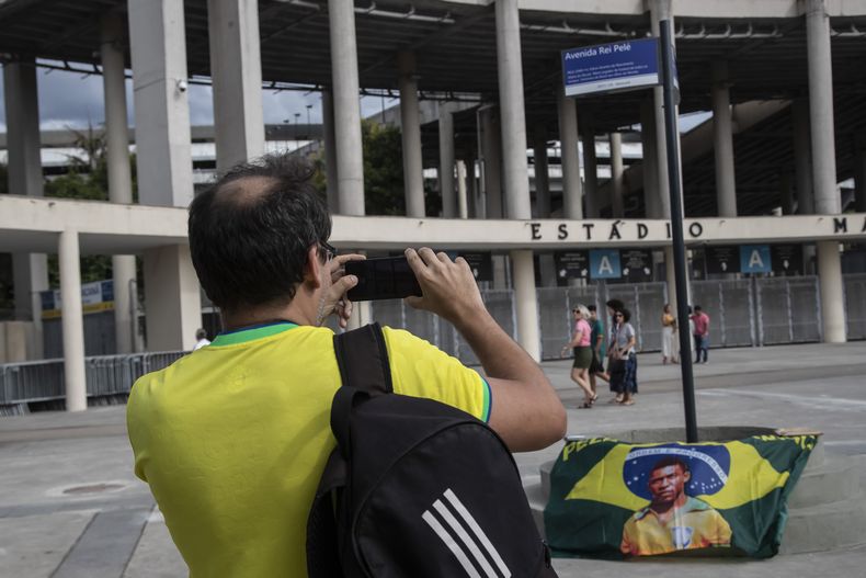 DEP-FUT PELÉ-ASTROS CRITICADOS