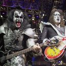 ARCHIVO – Los guitarristas de Kiss Paul Stanley, derecha, Ace Frehley, centro, y el bajista Gene Simmons, tocan en el concierto de despedida de la banda en el área de Detroit, el jueves 25 de mayo de 2000, en el Palace of Auburn Hills, Michigan. (AP Foto/Paul Warner, Archivo)