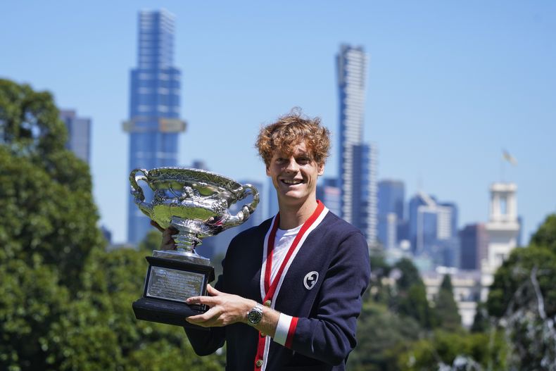 Jannik Sinner posa con el trofeo de campeón del Abierto de Australia, el lunes 29 de enero de 2024, en Melbourne. (AP Foto/Andy Wong)