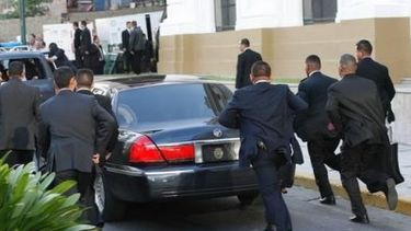 americateve | "Nadie está totalmente blindado, eso es imposible, todos tenemos vulnerabilidades pero un escolta tiene que ser una persona calificada" dijo el diputado Freddy Bernal, quien propone la  creación luego que el presidente Maduro vinculara a uno de