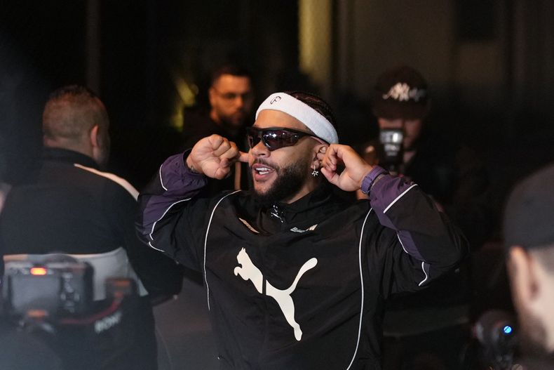 El atacante neerlandés Memphis Depay saluda a aficionados tras llegar al aeropuerto internacional de Guarulhos, cerca de Sao Paulo, el miércoles 11 de septiembre de 2024. Depay ha fichado con el club brasileño Corinthians. (AP Foto/Andre Penner)