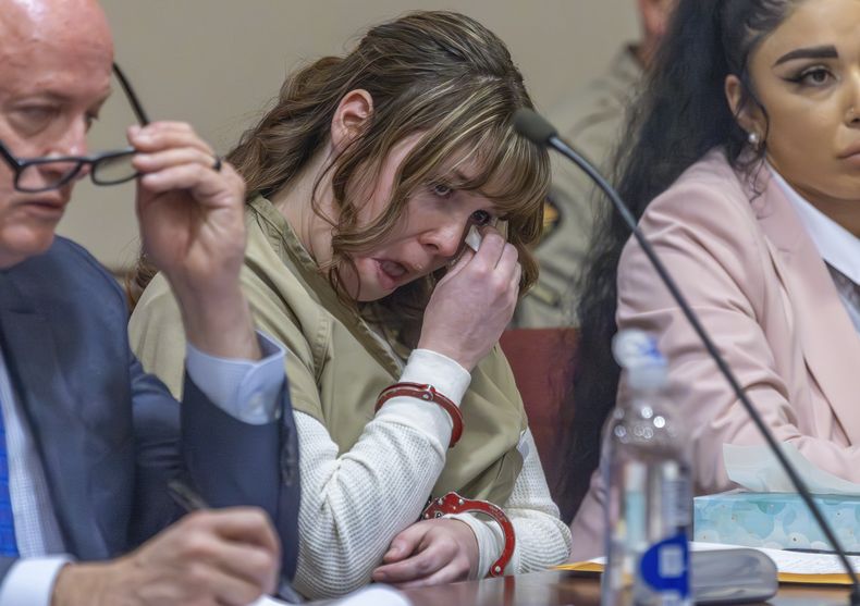 Hannah Gutierrez-Reed se seca las lágrimas en su audiencia de sentencia en el tribunal estatal de distrito en Santa Fe, Nuevo México, el lunes 15 de abril de 2024. Gutierrez-Reed, la supervisora de armas en set de la película del oeste Rust, fue sentenciada a 18 meses de prisión por homicidio involuntario por la muerte de la directora de fotografía Halyna Hutchins, quien recibió un disparo mortal de Alec Baldwin en 2021. (Luis Sánchez Saturno/Santa Fe New Mexican vía AP, Pool)