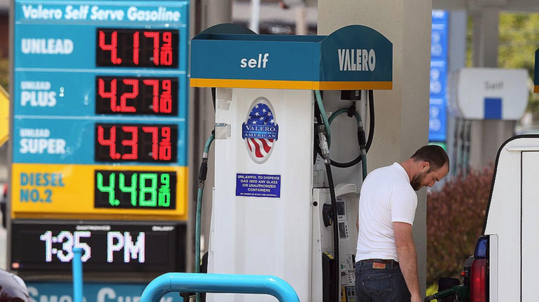 Miami: Los precios de la gasolina están a punto de bajar, dicen los expertos