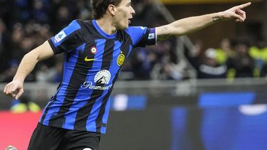 Nicolo Barella del Inter de Milán celebrates tras anotar el segundo gol de su equipo en el encuentro ante el Lecce en la Serie A el sábado 23 de diciembre del 2023. (AP Foto/Luca Bruno)