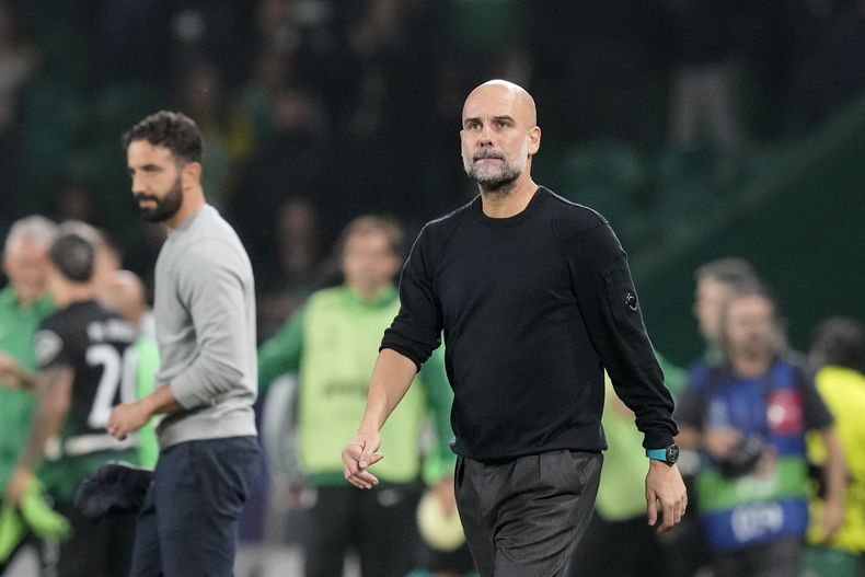 El técnico del Manchester City Pep Guardiola y el director del Sporting Ruben Amorim en el encuentro de la Liga de Campeones del martes 5 de noviembre del 2024. (AP Foto/Armando Franca)