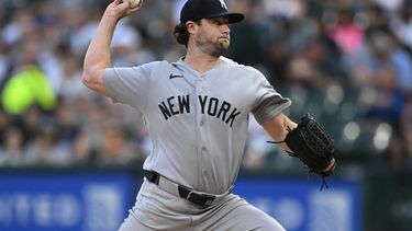El abridor de los Yankees de Nueva York Gerrit Cole lanza en la primera entrada del encuentro ante los Medias Blancas de Chicago el martes 28 de julio del 2026. (AP Foto/Paul Beaty)