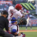Jo Adell, de los Angelinos de Los Ángeles, batea un jonrón delante del cátcher brasileño Yan Gomes, de los Cachorros de Chicago, el jueves 8 de junio de 2023 (AP Foto/Mark J. Terrill)