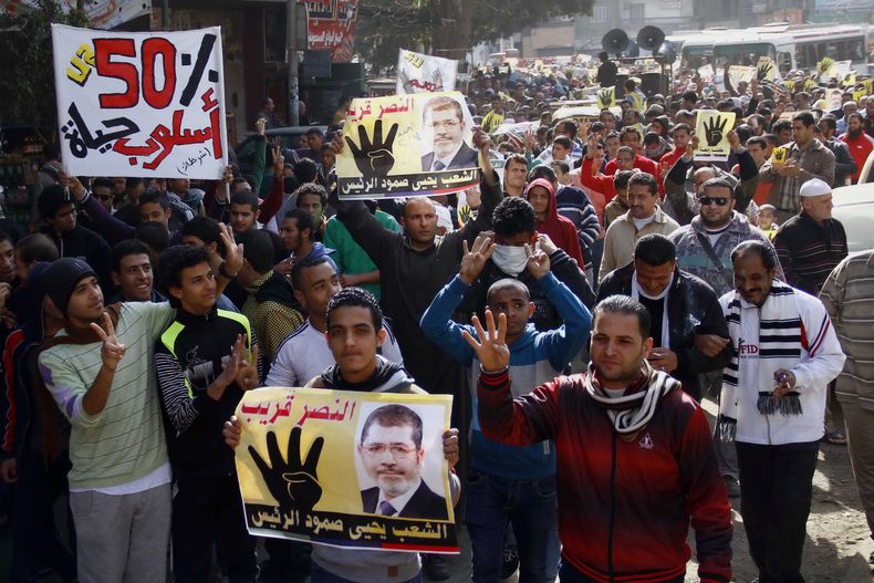 Partidarios del derrocado presidente egipcio Mohamed Morsi se manifiestan en El Cairo, Egipto, el viernes 7 de febrero del 2014. (Foto AP/Diario El Shorouk, Ahmed Abdel Fattah)