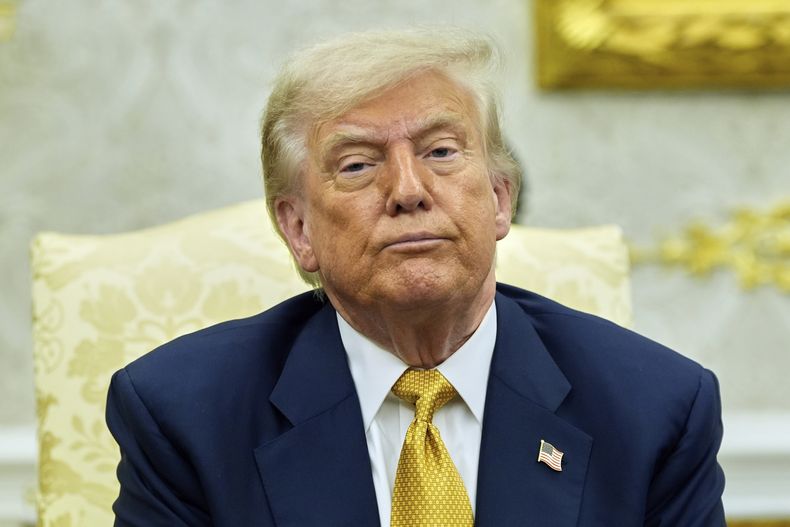 El presidente estadounidense Donald Trump en una reunión con el príncipe heredero de Bahréin, Salman bin Hamad Al Khalifa, en el Despacho Oval de la Casa Blanca, el miércoles 16 de julio de 2025, en Washington. (AP Foto/Alex Brandon)
